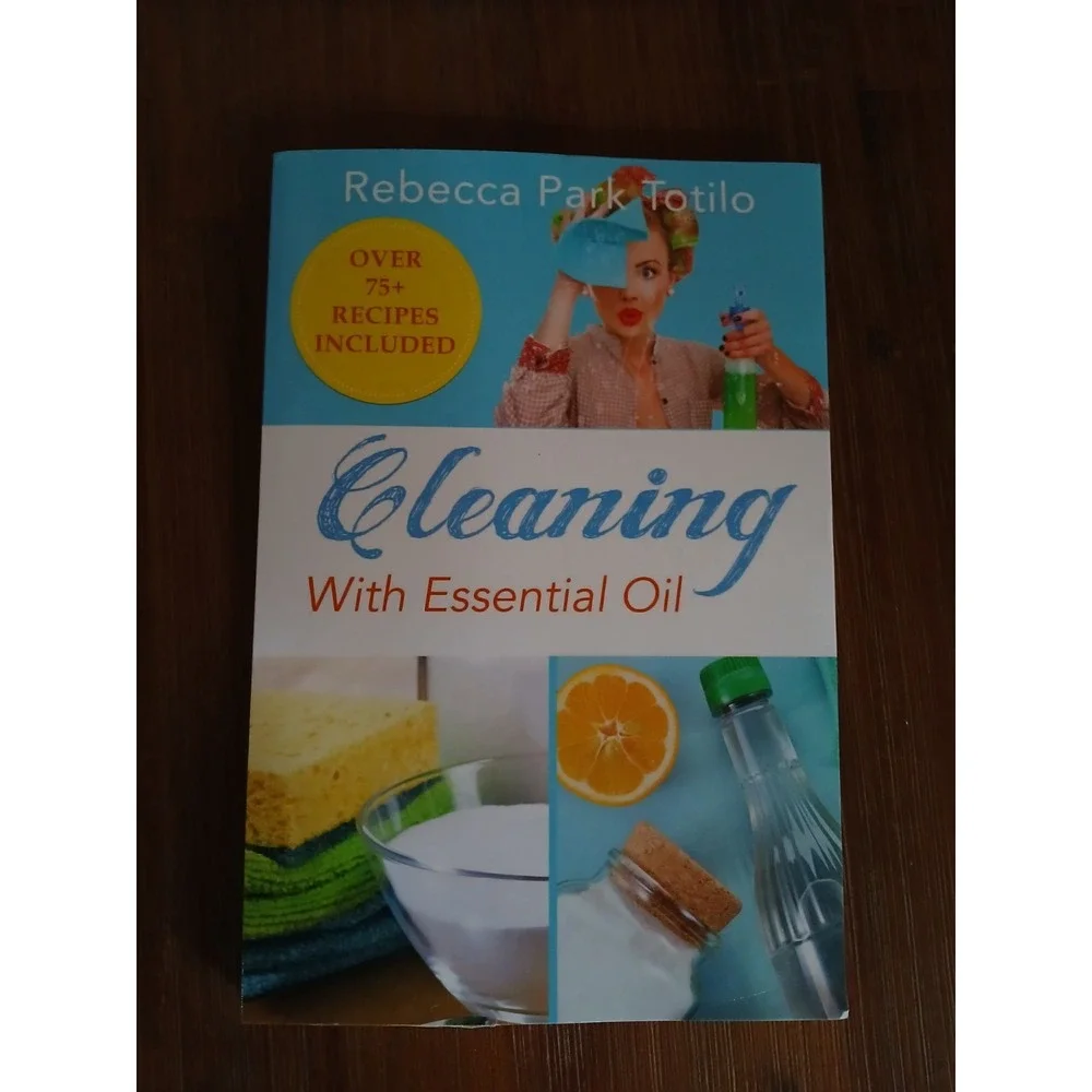 Rebecca Park Totilo Cleaning‎ With Essential Oil (Paperback)